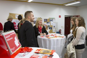 Am Stand der Kreissparkasse Euskirchen berichteten Auszubildende über ihre Erfahrungen. Bild: Tameer Gunnar Eden/Eifeler Presse Agentur/epa