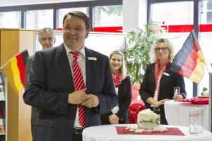 Allerhöchsten Respekt sprach KSK-Vorstandsvorsitzender Udo Becker den Azubis für ihre Leistungen aus. Bild: Tameer Gunnar Eden/Eifeler Presse Agentur/epa