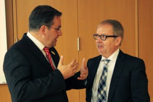 KSK-Vorstandsvorsitzender Udo Becker (links) im Gespräch mit dem Experten für Kommunalfinanzen Prof. Dr. Martin Junkernheinrich.  Bild: Michael Thalken/Eifeler Presse Agentur/epa