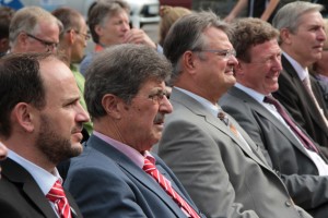 Norbert Kirfel (KSK), Josef Reidt, Günter Rosenke, Manfred Poth und Udo Meister lauschten der Erfolgsgeschichte des Bades. Bild: Michael Thalken/Eifeler Presse Agentur/epa