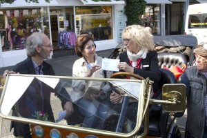 Rita Witt (v.r.), vom Vorstandssekretariat der KSK, übergibt einen Scheck von 1000 Euro an Inge Ruschin, Vorsitzende Förderverein LVR-Freilichtmuseum Kommern: Damit soll die Ausstellung „Kriegs(er)leben“, in dessen Rahmen die Fahrt stattfindet, von der Kultur- und Sportstiftung der KSK unterstützt werden. Bild: Tameer Gunnar Eden/Eifeler Presse Agentur/epa