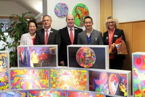 Mutter Karen Chien Lee (v.l.), KSK-Filialleiter Marc Eichholz, KSK-Vorstandsbeauftragter Helmut Habscheid, Künstler Leland Lee und KSK-Pressesprecherin Rita Witt bei der Ausstellungseröffnung im KSK-Beratungscenter Zülpich. Bild: Michael Thalken/Eifeler Presse Agentur/epa