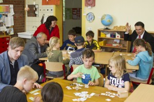 Die Kinder der Jahrgangstufen 1 und 2 zeigten dem Besuch, dass es großen Spaß macht, mit den neuen Lernmaterialien quasi spielend zu lernen. Bild: Tameer Gunnar Eden/Eifeler Presse Agentur/epa