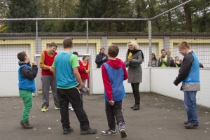 Rita Witt durfte das erste Spiel des internen Soccer-Turniers anpfeifen. Bild: Tameer Gunnar Eden/Eifeler Presse Agentur/epa