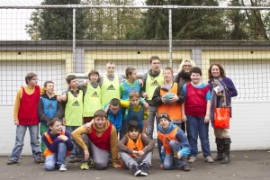 Viele Schüler sind begeisterte Fußballspieler, wie Andrea Luxenburger-Schlösser (r.), Leiterin der Nikolausschule, berichtete. Rita Witt (2.v.r.) vom Vorstandsekretariat der KSK konnte sich vor Ort davon überzeugen. Bild: Tameer Gunnar Eden/Eifeler Presse Agentur/epa