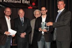 Autor Stefan Barz (2.v.r.) erhielt den Jacques-Berndorf-Förderpreis 2014 aus den Händen von Landrat Günter Rosenke (v.r.), Krimiautor Jacques Berndorf, Kreiskulturreferent Klaus Ring und Verleger und Autor Ralf Kramp. Bild: Michael Thalken/Eifeler Presse Agentur/epa