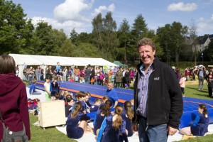 Manfred Poth, Allgmeiner Vertreter des Landrats und Vorsitzender der SG Sportfreunde 69, moderierte das Römerfest. Bild: Tameer Gunnar Eden/Eifeler Presse Agentur/epa