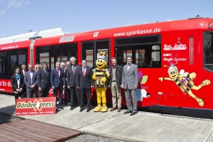 Vertreter der Sparkassen Euskirchen und Düren, des Bürgerbahnvereins, der Rurtalbahn, der Stadt Zülpich und der Landesgartenschau stellten die Erweiterung des BördeExpress-Fahrplans am Mittwochmittag der Öffentlichkeit vor. Bild: Tameer Gunnar Eden/Eifeler Presse Agentur/epa 