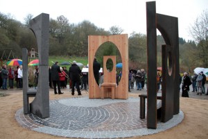 Die „Throne“ aus Metall, Holz und Stein, die je eine andere Matronen-Epoche symbolisieren, laden zum Platznehmen und Kommunizieren ein. Bild: Michael Thalken/Eifeler Presse Agentur/epa 