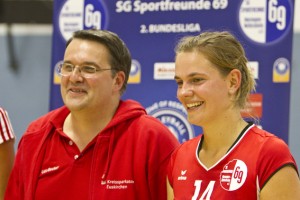 Anna Karthaus im Flug – vor lautstarker Fankulisse sorgten die Frauen der SG Sportfreunde 69 Marmagen für ein tolles Spiel in der 2. Bundesliga. Bild: Tameer Gunnar Eden/Eifeler Presse Agentur/epa