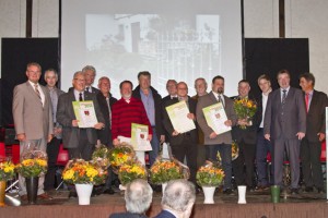 Landrat Günter Rosenke (v.l.) und Hartmut Cremer, Vorstandsmitglied KSK, beglückwünschten die Vertreter aus den vier Siegerdorfgemeinschaften zusammen mit Markus Ramers (3.v.r.), Vorsitzender Bürgerstiftung KSK, und Josef Reidt (r.), Vorsitzender Kultur- und Sportstiftung KSK. Bild: Tameer Gunnar Eden/Eifeler Presse Agentur/epa