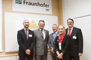 Dr. Martin Müller (v.l.), Fraunhofer INT, Landrat Günter Rosenke, Prof. Dr. Michael Lauster, Leiter Fraunhofer INT, Christina Virnich, KSK, und Udo Becker, Vorstandsvorsitzender KSK, sind vom Unternehmerfrühstück überzeugt. Bild: Tameer Gunnar Eden/Eifeler Presse Agentur/epa