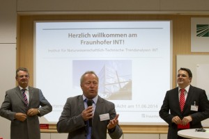 Prof. Dr. Michael Lauster (vorn) war Gastgeber des von Udo Becker (v.l.), Vorstandvorsitzender Kreissparkasse Euskirchen, und Günter Rosenke, Landrat Kreis Euskirchen, unterstützten Netzwerktreffen „viertelvoracht“. Bild: Tameer Gunnar Eden/Eifeler Presse Agentur/epa