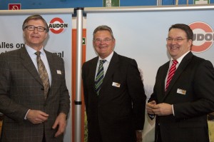 Unternehmer Gregor Laudon (v.l.), Landrat Günter Rosenke und KSK-Vorstandsvorsitzender Udo Becker begrüßten die Teilnehmer in der Produktionshalle. Bild: Tameer Gunnar Eden/Eifeler Presse Agentur/epa