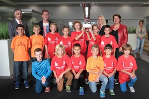 Stolz präsentierte die Mannschaft des ETSC gemeinsam mit Trainer Kevin Greuel (2.v.l.) den Sparkassen-Junior-Liga-Pokal. Hartmut Cremer (l.), Melanie Möseler (2.v.r.) und Birgit Lorbach (r.) von der Kreissparkasse Euskirchen hatten den jungen Leuten im KSK-Beratungs-Center Euskirchen einen Empfang bereitet. Bild: Michael Thalken/Eifeler Presse Agentur/epa