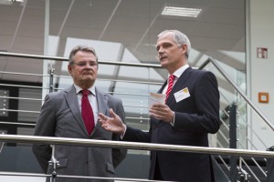 Günter Rosenke (v.l.), Landrat Kreis Euskirchen, und Holger Glück, Leiter Firmenkundengeschäft KSK Euskirchen, begrüßten die zahlreich erschienenen Unternehmer. Bild: Tameer Gunnar Eden/Eifeler Presse Agentur/epa
