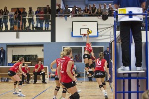 Anna Karthaus im Flug – vor lautstarker Fankulisse sorgten die Frauen der SG Sportfreunde 69 Marmagen für ein tolles Spiel in der 2. Bundesliga. Bild: Tameer Gunnar Eden/Eifeler Presse Agentur/epa