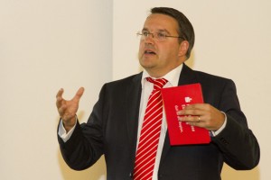 20.000 Euro und die Zusage weiterer Unterstützung überbrachte Udo Becker, Vorstandsvorsitzender der Kreissparkasse Euskirchen, der Bürgerstiftung der Kurstadt. Bild: Tameer Gunnar Eden/Eifeler Presse Agentur/epa