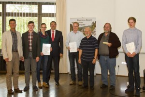 Die Preisträger „Wir sind morgen“ beglückwünschte Alexander Büttner (v.l.), Bürgermeister der Stadt Bad Münstereifel. Gewinner wurde das Projekt von Andie Ruster und Tessa Stefan. KSK-Vorstand Udo Becker sorgte für die Finanzierung. Das von Peter Kolvenbach vorgestellte Projekt „Eveschemer Kids Days“ wurde von Bodo Kerstin, 2. Vorsitzender Bürgerstiftung, und Projektleiter Ottfreid Matthäi ebenso wie das von Maximilian Karbig präsentierte Projekt Naturlehrfahrt prämiert. Bild: Tameer Gunnar Eden/Eifeler Presse Agentur/epa