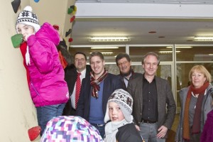 Die Schülerinnen und Schüler der Astrid-Lindgren-Schule präsentierten gemeinsam mit Schulleiter Wolfgang Schmitz (2.v.r.) und seiner Stellvertreterin Brigitte Hiller(r.) dem KSK-Vorstandsvorsitzenden Udo Becker (v.l.), Markus Ramers von der KSK-Bürgerstiftung und Josef Reidt von der KSK-Kultur- und Sportstiftung die neue Kletterwand. Bild: Tameer Gunar Eden/Eifeler Presse Agentur/epa