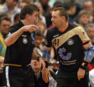 Handballtrainer Heiner Brand (l.) und Christian Schwarzer bildeten während ihrer aktiven Zeit ein erfolgreiches Duo. 2007 setzten sie sich mit dem WM-Sieg die Krone auf. (Bild: privat)