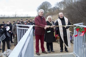 Bürgermeister Albert Bergmann (v.l.), Ortsvorsteherin Luzia Schumacher und Pfarrer Markus Breuer eröffneten offiziell die Nemmenicher Bürger-Brücke. Bild: Tameer Gunnar Eden/Eifeler Presse Agentur/epa