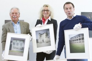 Klaus Linden (v.l.), Rita Witt und Helmut Doll stellten die Sonderedition des Künstlers Martin Streit der Presse vor. Von jedem Bild gibt es passend zum Jubiläumsjahr 15 Drucke, die man käuflich erwerben kann. Bild: Tameer Gunnar Eden/epa