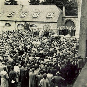 Hubert Meyer schoss dieses Bild vom 11. Eifeler Musikfest im Jahre 1956. Damals fand die Veranstaltung noch unter freiem Himmel statt. Erst Ende der 1950er Jahre verlegte man die Konzerte ins Innere der Basilika. Bild: Kreismedienzentrum Euskirchen