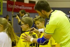 Nach dem Spiel waren die „Allstars“ wie hier Europameister Jan-Olaf Immel von Autogrammjägern umdrängt. Bild: Tameer Gunnar Eden/Eifeler Presse Agentur/epa