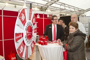 Zwar kein ganzes Haus, aber den Fernseher dafür konnten Besucher am Glücksrad der Kreissparkasse Euskirchen gewinnen. Bild: Tameer Gunnar Eden/Eifeler Presse Agentur/epa