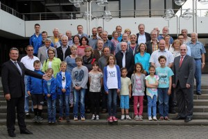 Landrat Günter Rosenke (l.) und Helmut Habscheid von der Kreissparkasse Euskirchen (r.) im Kreis der Sportabzeichen-Sieger. Bild: Daniela Raab/Kreispressestelle