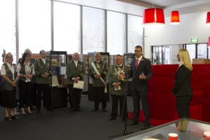 Melanie Möseler (v.r.), Leiterin des Beratungscenters Kirchplatz, sowie KSK-Vertriebsleiter Volker Zart begrüßte die Bruderschaft um Präsident Arno Guthausen zur Ausstellungseröffnung. Bild: Tameer Gunnar Eden/Eifeler Presse Agentur/epa