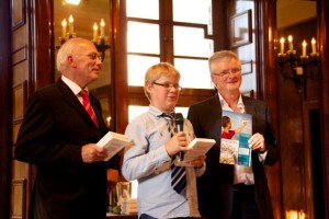 Yannik Dumont (Mitte) freute sich über seinen ersten Preis, hier flankiert von Dr. Meinolf Gerstkamp (links), Leiter der Jury, und Moderator Eckhard Lenz. Bild: Rotary Club