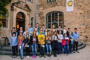 Yannik Dumon (Mitte) und alle anderen Sieger und Siegerinnen des Rotary-Wettbewerbs „Jugend und Technik“ präsentierten sich auf den Eingangsstufen von Burg Namedy stolz den Fotografen. Bild: Rotary Club