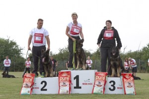 Jeweils sechs Beine befanden sich auf den Stufen des Siegertreppchens bei der Landesmeisterschaft der Schäferhunde in Bodenheim. Bild: Tameer Gunnar Eden/Eifeler Presse Agentur/epa