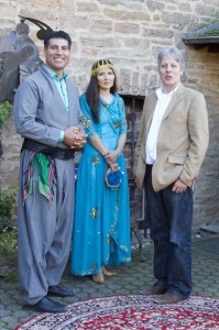 Organisator Uwe Fischer, hier mit Morteza Bayat (v.l.) und seiner Frau Alyssa, freute sich über den harmonischen Ablauf des Festivals. Bild: Tameer Gunnar Eden/Eifeler Presse Agentur/epa