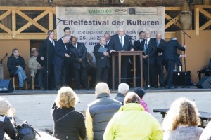 Friedensgrüße von sieben verschiedenen Religionen gab es bei der „Feier der Religionen“ auf dem „Eifelfestival der Kulturen“. Bild: Tameer Gunnar Eden/Eifeler Presse Agentur/epa