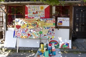 In einer Kunstaktion konnten Kinder malen, wie sie sich das bunte Zusammenleben der verschiedenen Kulturen vorstellen. Bild: Tameer Gunnar Eden/Eifeler Presse Agentur/epa