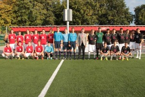 Karl-Heinz Daniel von der KSK (Mitte) war zum Anpfiff des Sparkassenpokal-Endspiels zwischen den Teams des ETSC (links) und der SG Oleftal gekommen. Bild: Michael Thalken/Eifeler Presse Agentur/epa