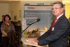 Günter Rosenke, Landrat Kreis Euskirchen, hob die Bedeutung von innovativen Unternehmen wie „F&S solar“ für den Kreis Euskirchen hervor. Bild: Tameer Gunnar Eden/Eifeler Presse Agentur/epa