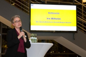 Iris Wilhelmi, stellvertretende Geschäftsführerin GründerRegionAachen, erklärte den Wetttbewerbsverlauf. Bild: Tameer Gunnar Eden/Eifeler Presse Agentur/epa