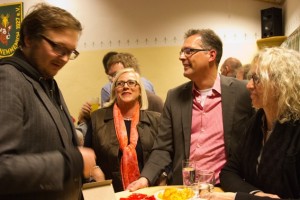 Unter den Gästen der Filmpremiere „Harald hilft mit“ von Simon Glass (v.l.) waren neben der Nemmenicher Ortsvorsteherin Luzia Schumacher auch Zülpichs Bürgermeister Ulf Hürtgen und Rita Witt, Pressesprecherin der Kreissparkasse Euskirchen. Bild: Tameer Gunnar Eden/Eifeler Presse Agentur/epa