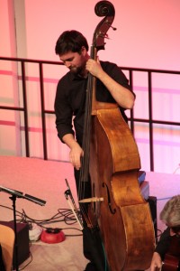 Bassist mit Soloqualitäten: Stefan Berger begeisterte mit seinem versierten Bassspiel. Bild: Michael Thalken/Eifeler Presse Agentur/epa