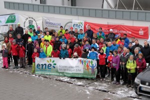 96 Läuferinnen und Läufer fanden sich am Sonntag auf dem Betriebsgelände der Energie Nordeifel ein, um am 8. Nordeifel-Lauf für die Hilfsgruppe Eifel teilzunehmen. Bild: Michael Thalken/Eifeler Presse Agentur/epa