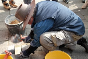 Der Künstler Gunter Demnig hat bereits Stolpersteine in über 1000 deutschen Orten und in 20 europäischen Ländern verlegt. Bild: Michael Thalken/Eifeler Presse Agentur/epa