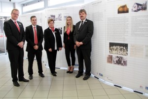 Karl-Heinz Daniel (v.r.), Christina Virnich, Dorothee Komp, Daniel Lüssem und Richard van Bonn von der KSK Euskirchen wünschen sich, dass sich viele Bürger die Ausstellung im BC Kuchenheim ansehen werden. Bild: Michael Thalken/Eifeler Presse Agentur/epa