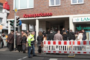 Vor dem BC in Kuchenheim wurden drei Gedenksteine verlegt, die an die Familie Sommer erinnern. Bild: Michael Thalken/Eifeler Presse Agentur/epa