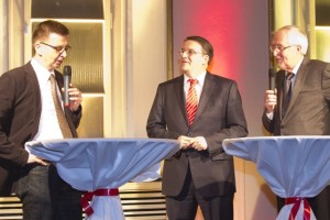 Christoph Heup von der Rundschau wurde von Udo Becker, Vorstandsvorsitzender der KSK, und Rundschau-Geschäftsführer Wolfgang Birkholz über den Stellenwert des Sports informiert. Bild: Tameer Gunnar Eden/Eifeler Presse Agentur/epa