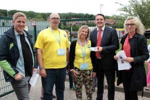 Gunnar Simon (2.v.l.) und Anja Lehmann (3.v.l.) zahlten an Markus Ramers (v.l.) von der KSK-Bürgerstiftung sowie Udo Becker und Rita Witt von der KSK die finanzielle Unterstützung in Form von 1000 Meckis zurück. Bild: Michael Thalken/Eifeler Presse Agentur/epa