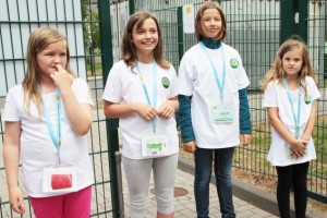 Gleich vier kleine Stadtführerinnen begleiteten die Gäste bei einem Gang durch die Kinderstadt. Bild: Michael Thalken/Eifeler Presse Agentur/epa